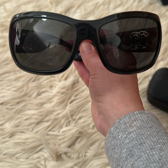 Authentic black Chanel sunglassess - Picture 5 of 7